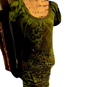 Julie’s Closet Green Short Sleeve Tunic Sweater w Metallic Silver Tiger Size M